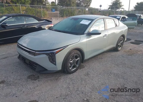 2025 Kia K4 Lxs из США, поврежденный, VIN 3KPFT4DEXSE102463